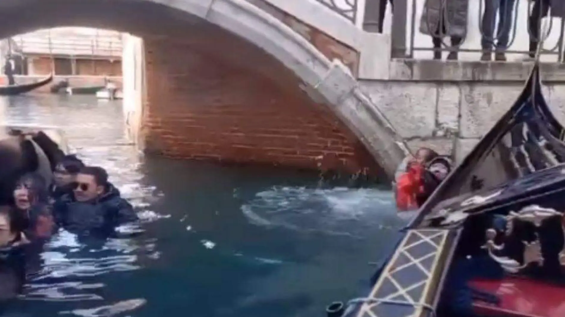 turistas caen de gondola en venecia